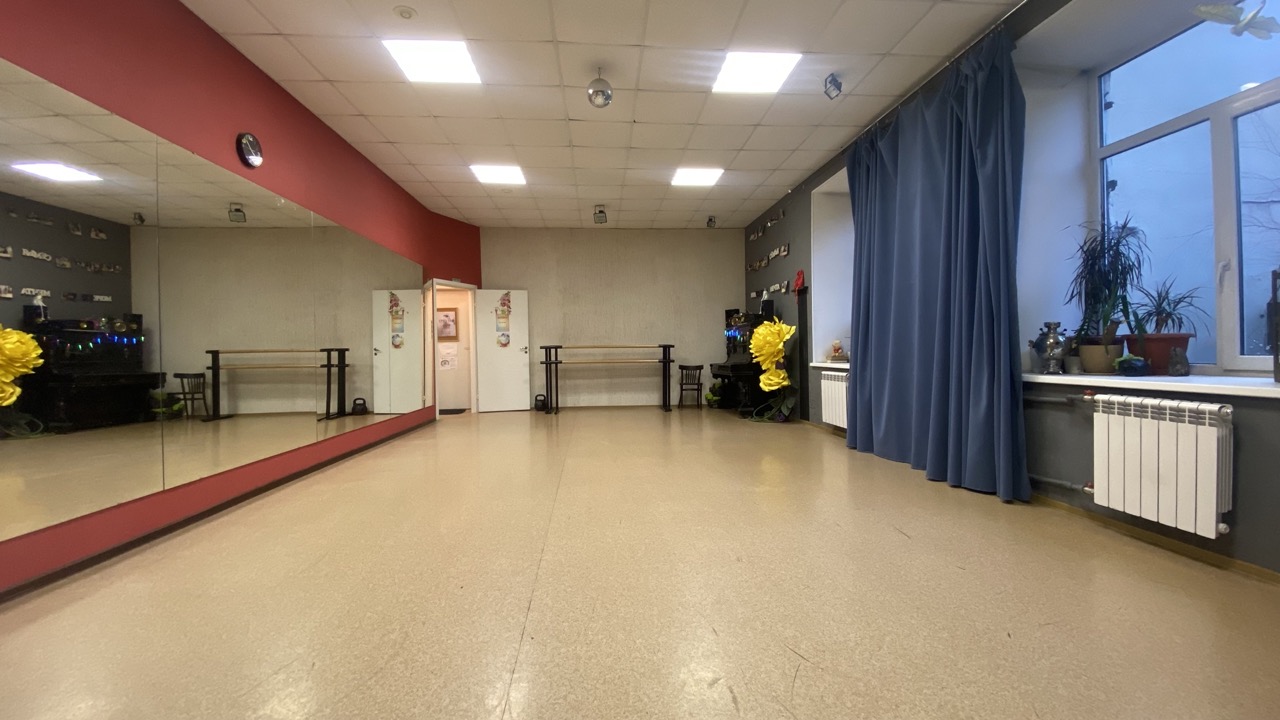 Большой танцевалный зал первой семейной студии танцев и изящныйх искусств «Триумф»