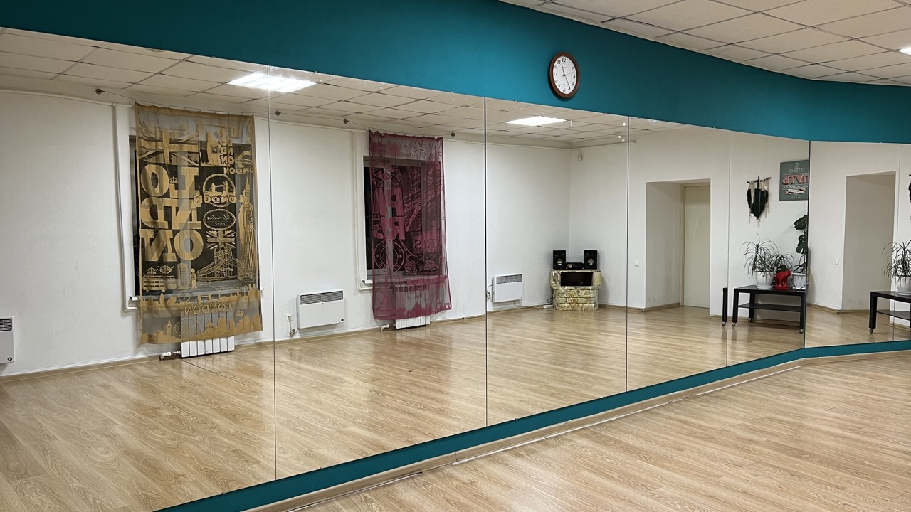 Средний танцевалный зал первой семейной студии танцев и изящныйх искусств «Триумф»