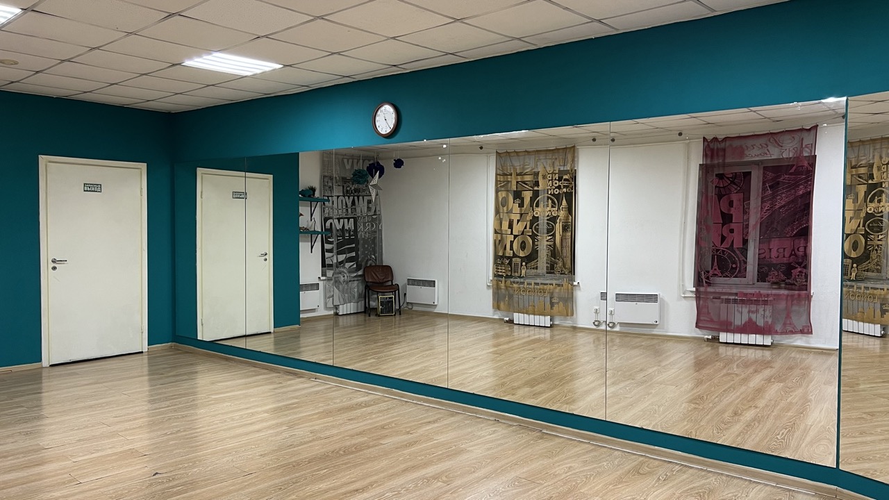 Средний танцевалный зал первой семейной студии танцев и изящныйх искусств «Триумф»
