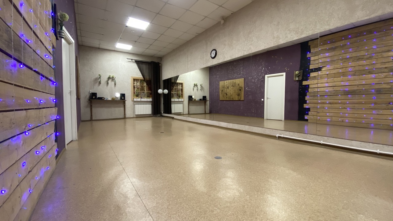 Малый танцевалный зал первой семейной студии танцев и изящныйх искусств «Триумф»